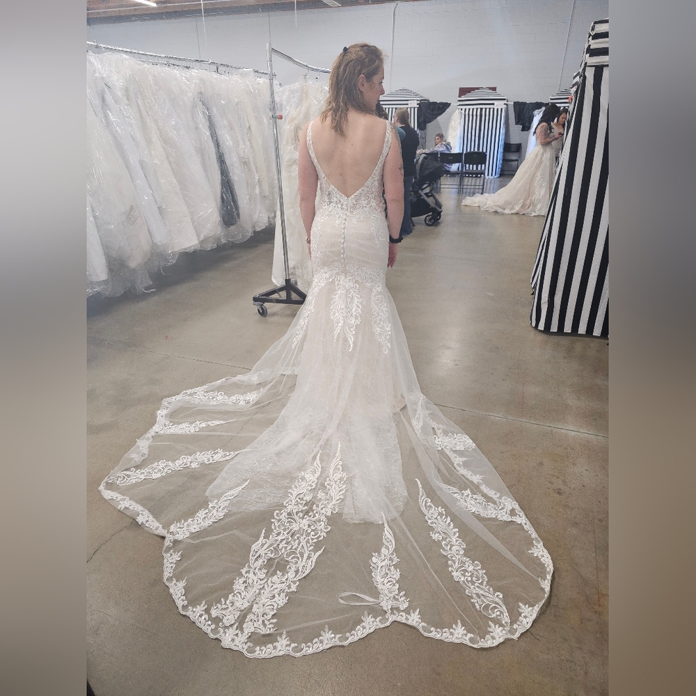 Elegant White Lace Wedding Dress